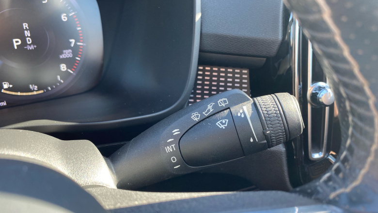 Volvo Xc40 2.0 T4 R DESIGN Pro 5dr AWD Geartronic Petrol Estate